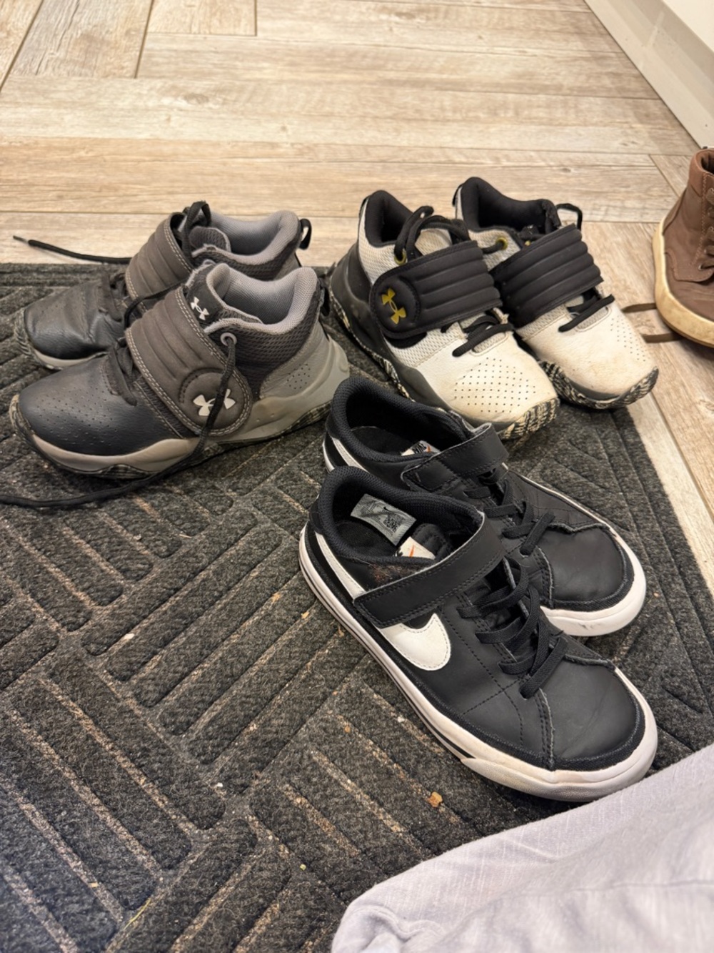Nike Kids Black & White Velcro Low-Top Sneakers